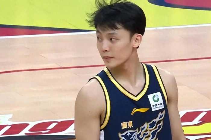 CBA疯狂夜！季后赛乱了：山东惨败，上海晋级四强，广东绝杀北京